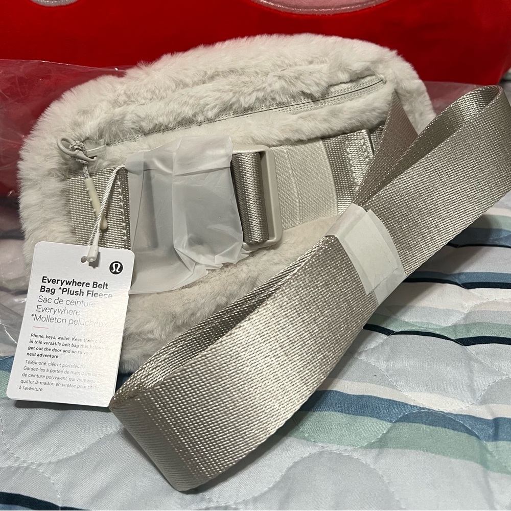 NWT LULULEMON BELTBAG 
Everywhere Belt Bag 1L
Fleece - Picture 2 of 3